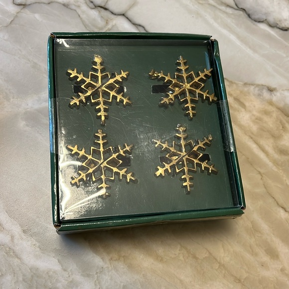Napkin Rings: Set of 4 Gold-tone Snowflakes, NEW - Picture 4 of 4